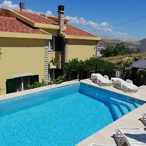 Apartment Family Grguric, Pag Town